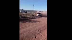 Un fanático se acercó demasiado al camino y casi lo choca un corredor en el Rally Argentino