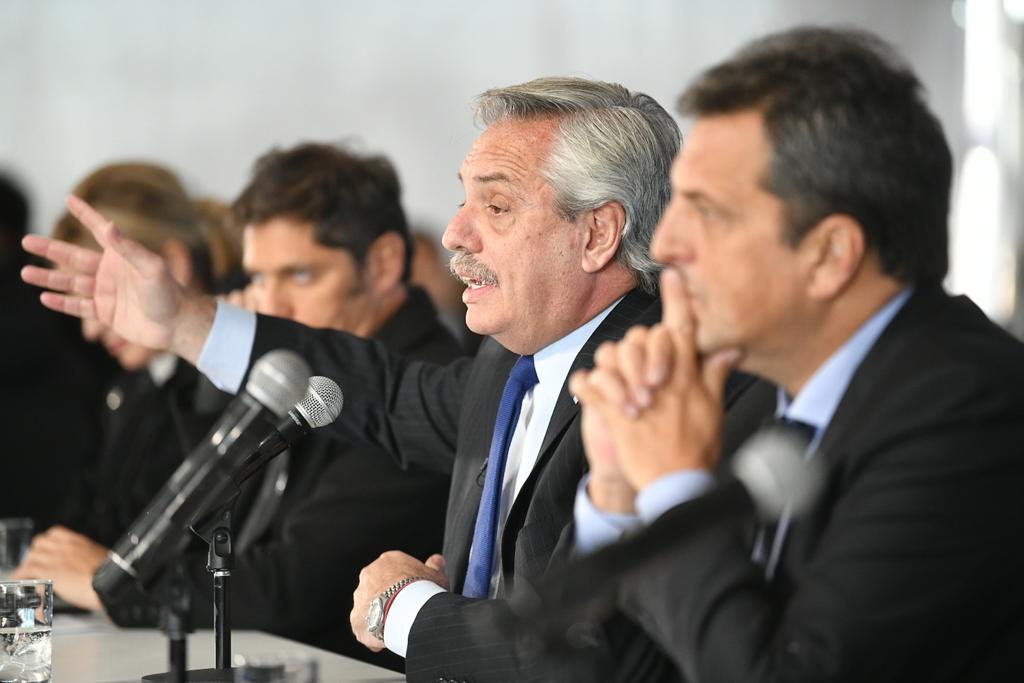 Fernández habló junto al gobernador Axel Kicillof, al ministro de Obras Públicas, Gabriel Katopopis y al titular de la Cámara de Diputados, Sergio Massa. (Prensa Presidencia).-