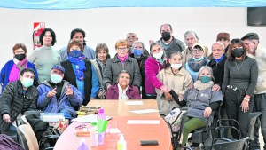 La mano solidaria en la que se apoyan los adultos mayores