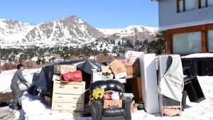 Sin respuestas, el enfermero que se quedó sin casa y pasó noches en la nieve, volvió a El Huecú 