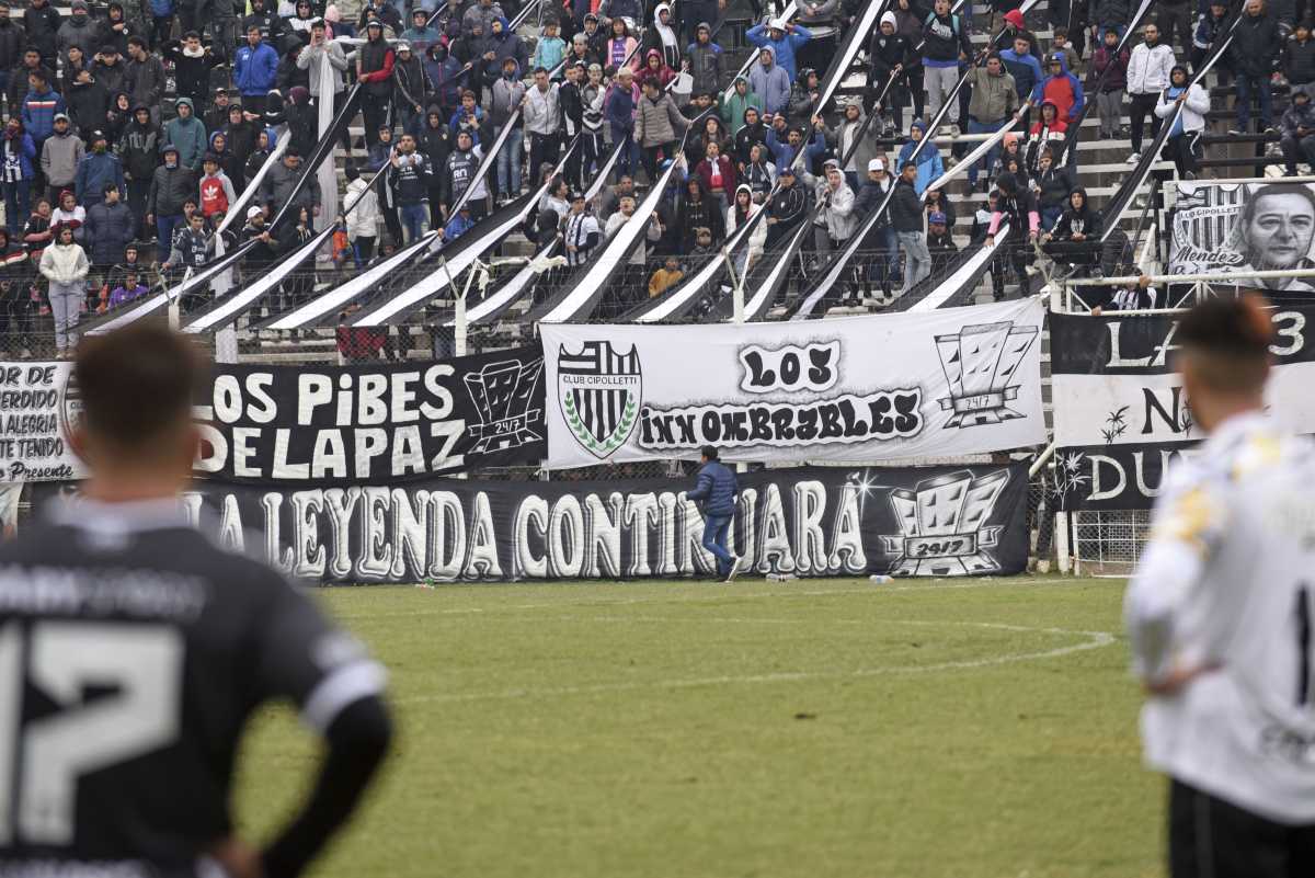 En Cipolletti-Olimpo el partido estuvo parado por "Los Innombrable". Foto: Florencia Salto