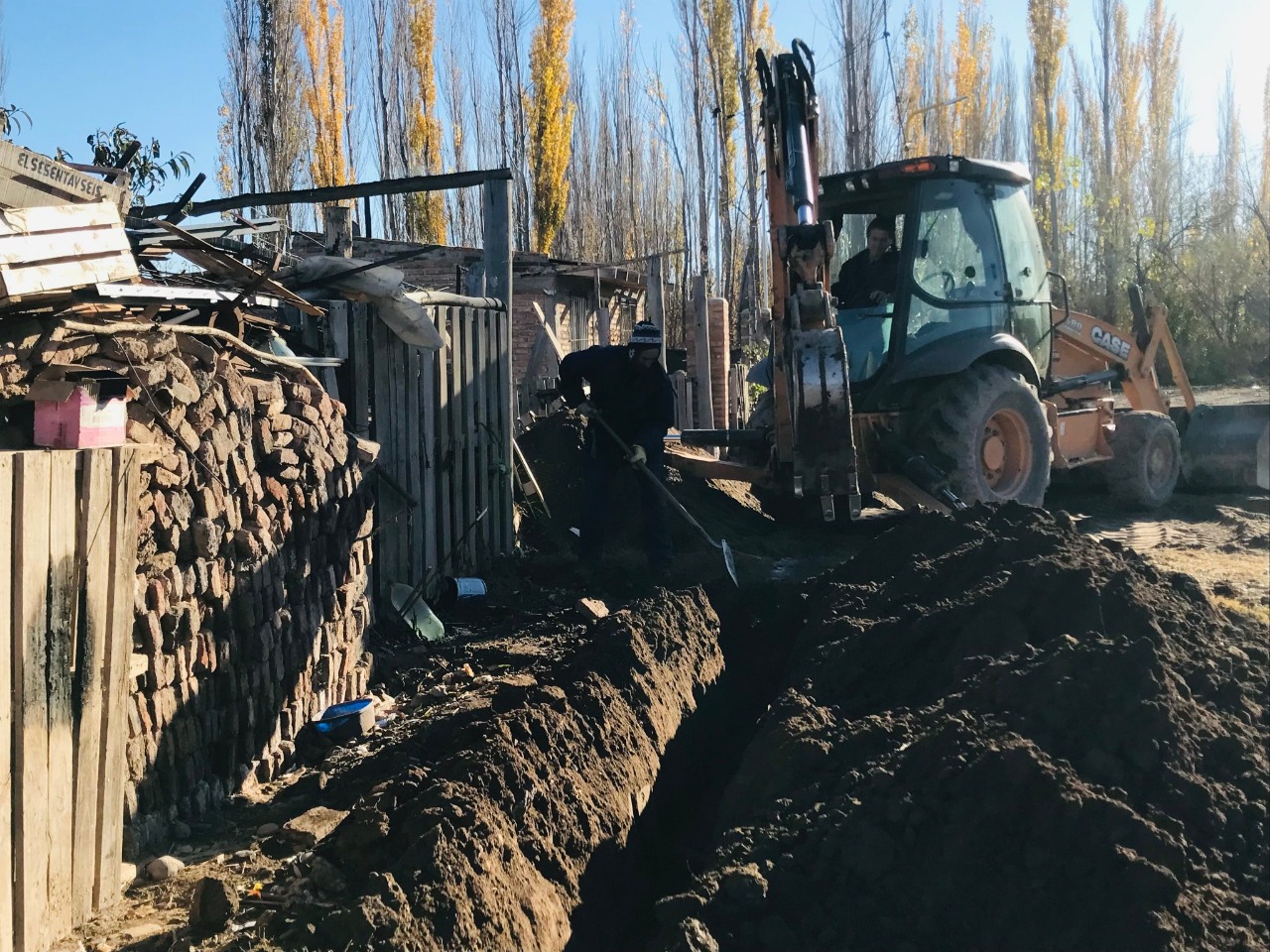 Esta semana se comenzó a trabajar en la ampliación de la red de gas en el barrio Paraíso de Huergo. (Foto Néstor Salas)