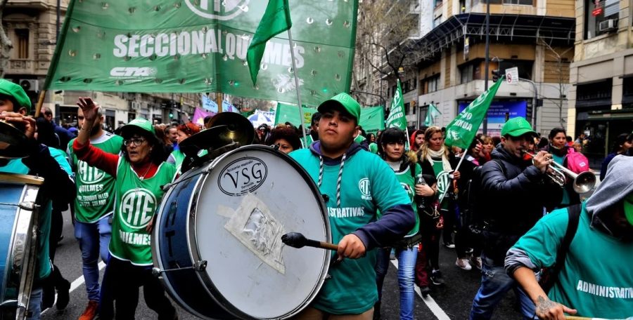 El martes hubo movilizaciones de gremios y organizaciones sociales en las inmediaciones de la Plaza de Mayo.-