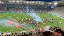 Imagen de Saint Etienne se fue a la B en Francia y sus hinchas atacaron a los rivales con bengalas