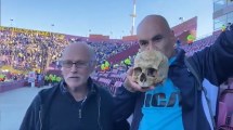 Imagen de Un hincha de Racing llevó la calavera de su abuelo muerto a la cancha