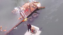 Imagen de Camionero cayó al río Neuquén desde el Tercer Puente: así lo rescataron, pero el camión quedó en el agua