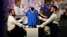 Imagen de Subastaron la camiseta de Maradona en casi nueve millones de dólares: ¿quién la compró?