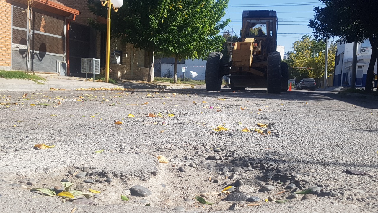 Continúa la reparación de calles asfaltadas en el barrio Belgrano de Regina. (Foto Néstor Salas)