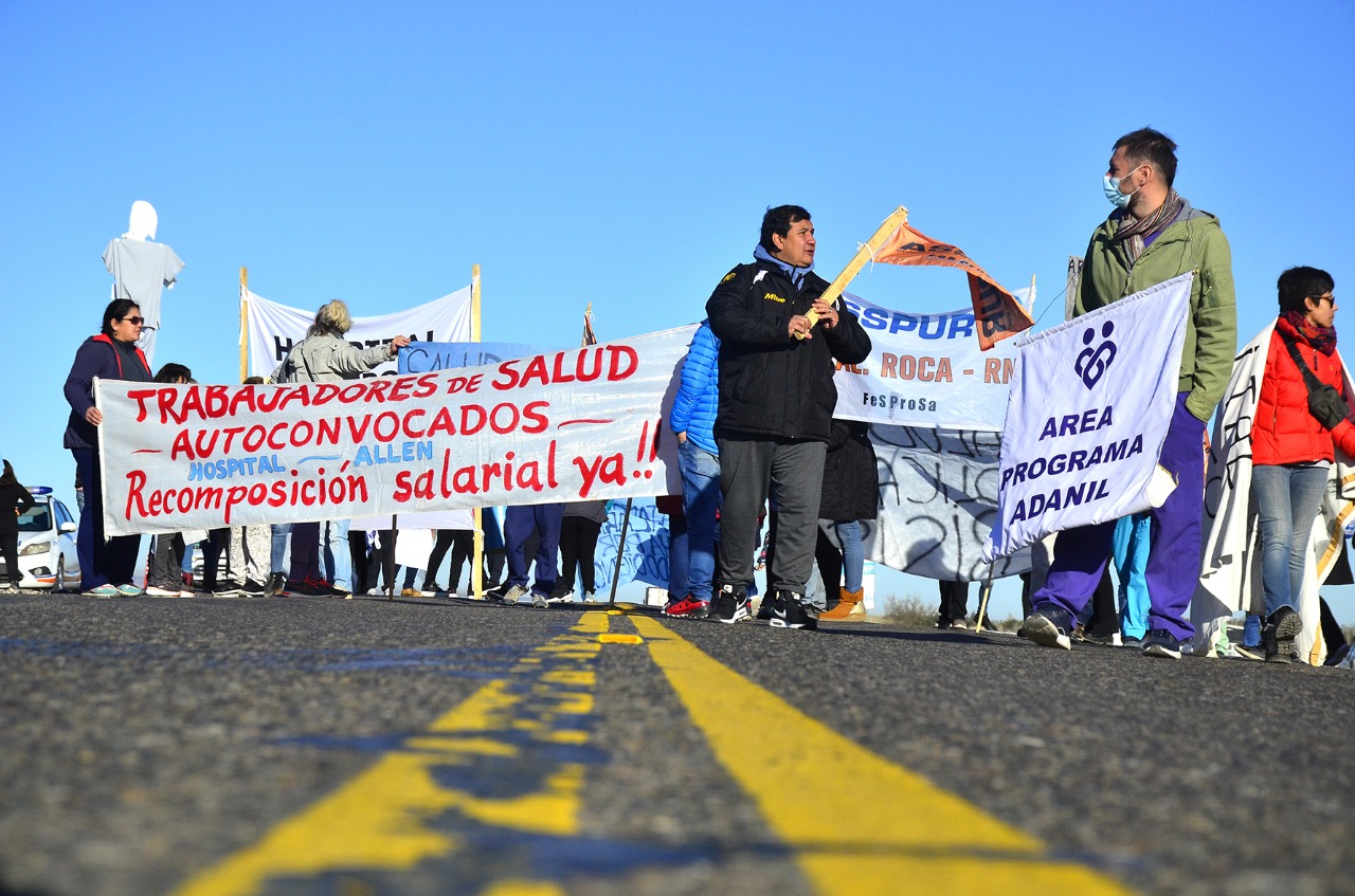 Trabajarores de la Salud mantienen un corte de la Ruta 22 en Chichinales. (Foto Néstor Salas)