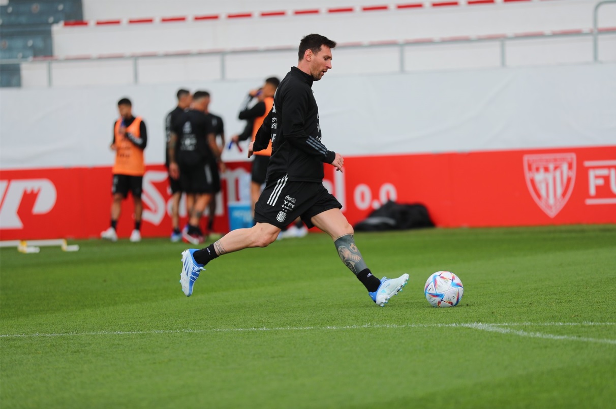 Lionel Messi en los entrenamientos de Argentina en Bilbao. Fotos: prensa selección (@tatografias)