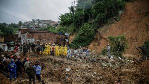 Crecen a 56 los muertos en el noreste Brasil por las lluvias e inundaciones