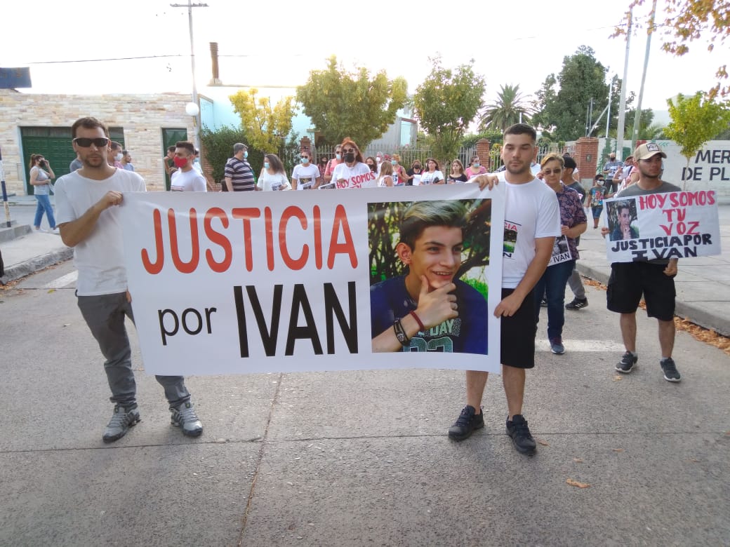 Padres y amigos de Iván Gerle se movilizaron para reclamar justicia por su homicidio. 