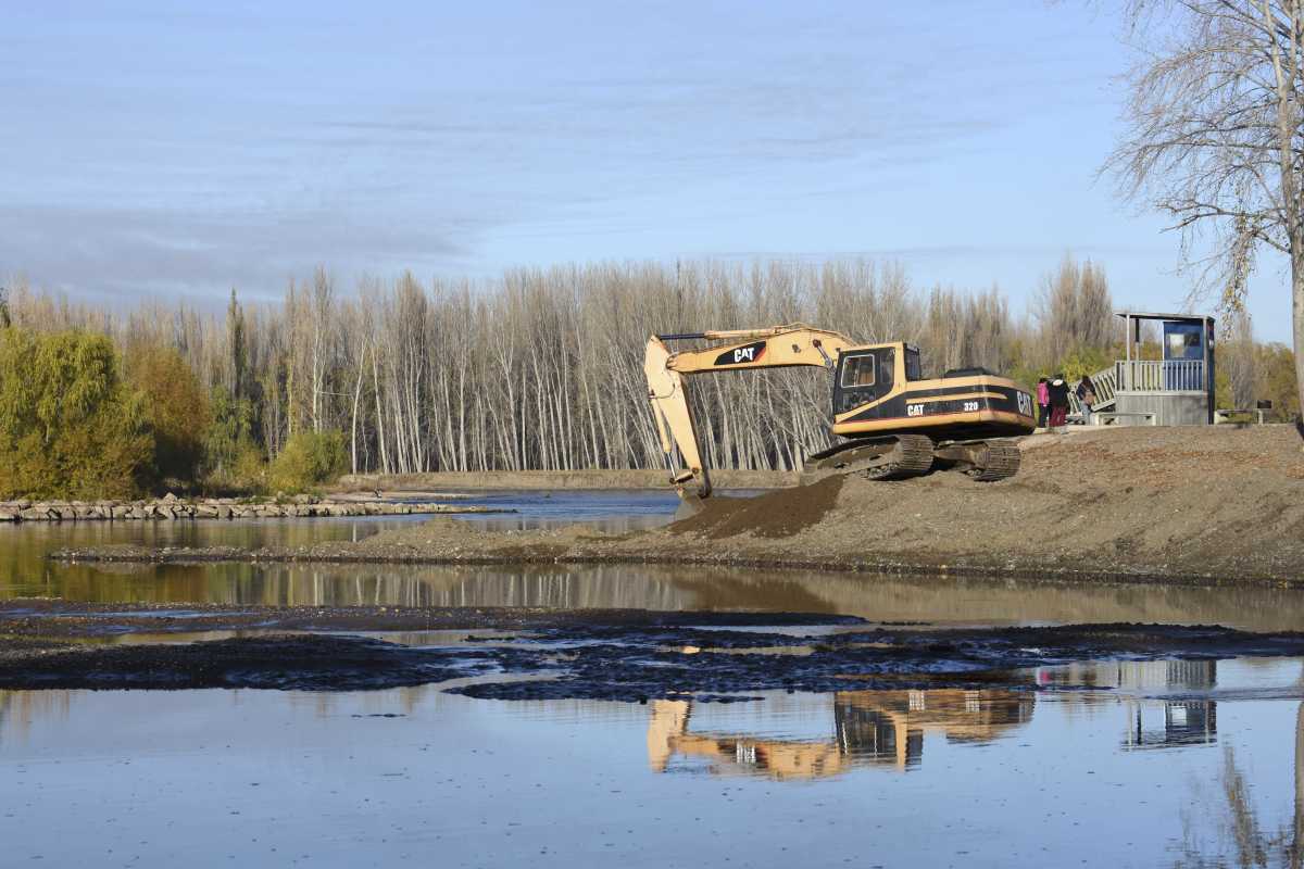 Se están realizando tareas sobre el río Limay para tratar de garantizar el suministro de agua. (Foto Archivo Matías Subat).- 