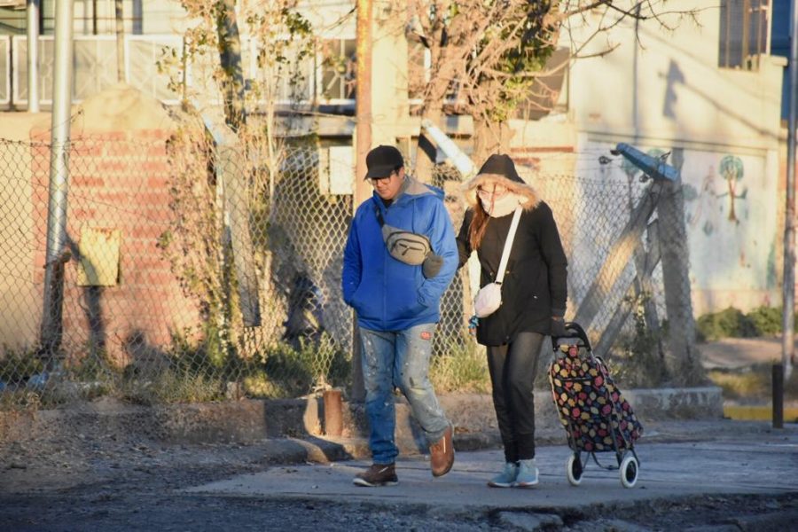 Son necesarias muchas capas de ropa para poder afrontar las responsabilidades afuera de casa. Foto: Matías Subat.-