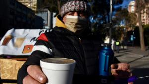 En fotos: los que trabajan en la calle con temperaturas bajo cero