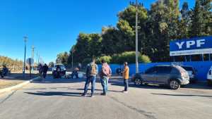 Sigue el corte en la refinería de YPF por los 29 despidos en la cocina del hospital Cutral Co