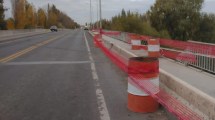 Imagen de Habilitaron el tránsito en el Tercer Puente, donde desbarrancó el camión al río Neuquén