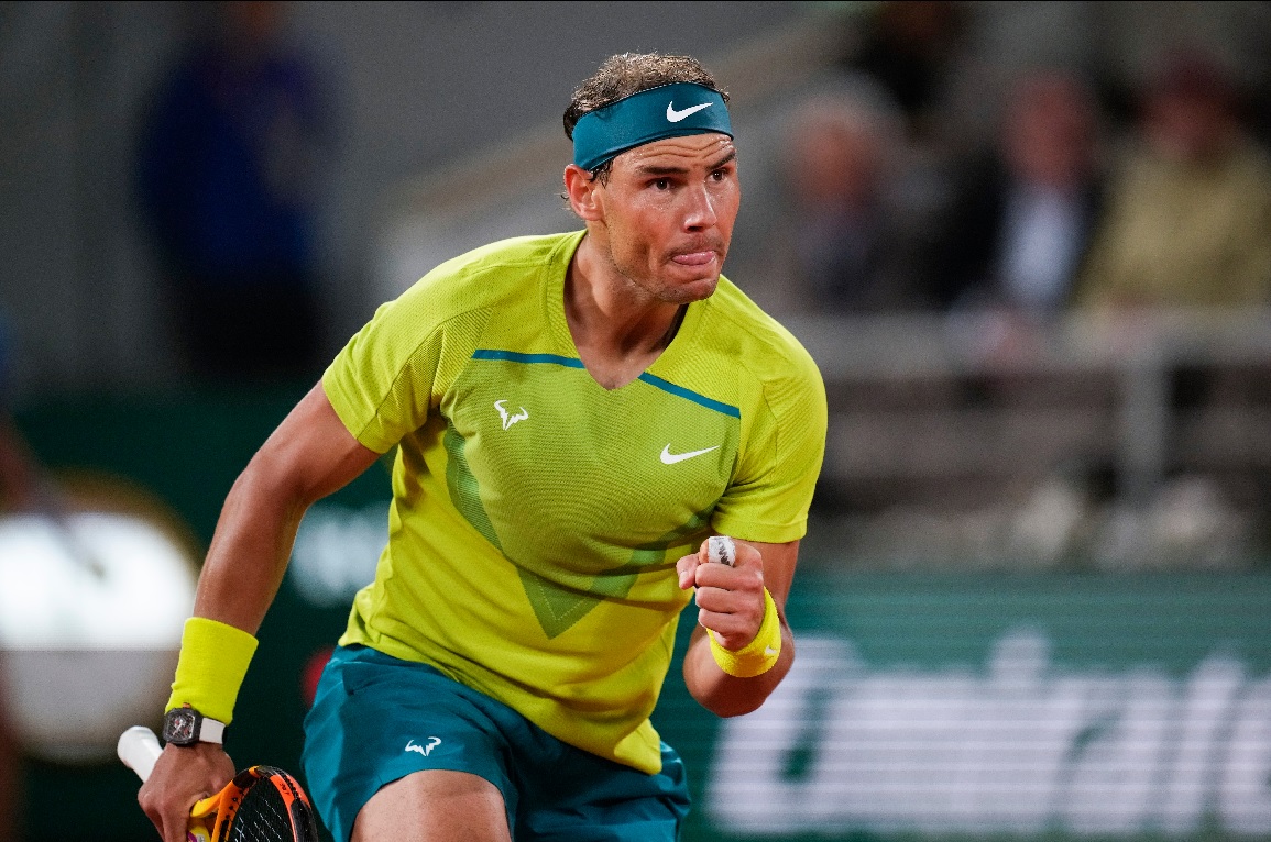 Rafael Nadal se quedó con un maratónico partido y sigue con vida para buscar su título 14 en Roland Garros. Fotos: AP