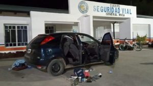 Evadieron un control y los detuvieron con estupefacientes en el auto, en Roca