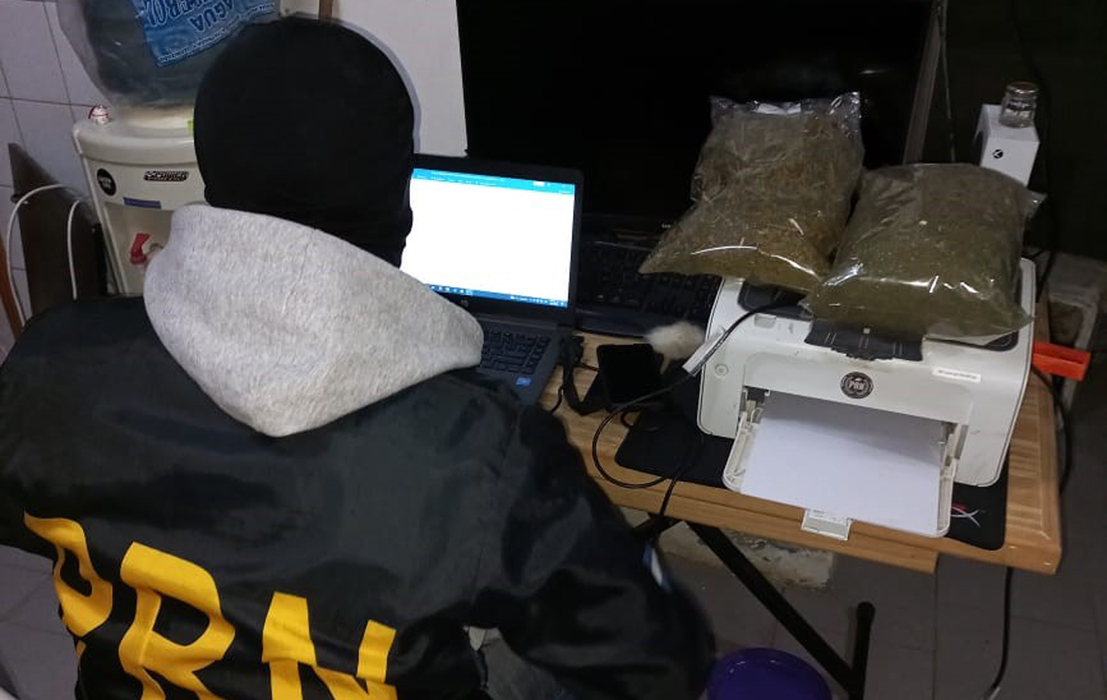 Se confiscó poco más de un kilogramo de marihuana y casi dos gramos de cocaína, en un allanamiento realizado el sábado a la noche, en Roca. Foto Gentileza.
