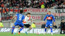 Imagen de La gran polémica en River-Tigre: Palavecino cayó en el área y toda la cancha pidió penal