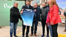 Imagen de Sol de Mayo le regaló su camiseta a Sergio Massa y mañana juega de local, ¿le traerá suerte?