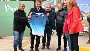 Sol de Mayo le regaló su camiseta a Sergio Massa y mañana juega de local, ¿le traerá suerte?