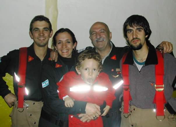 Carlos Bruna, junto a sus tres hijos bomberos y su nieto Mateo que, hoy con 17 años, jura en la institución. Foto: gentileza