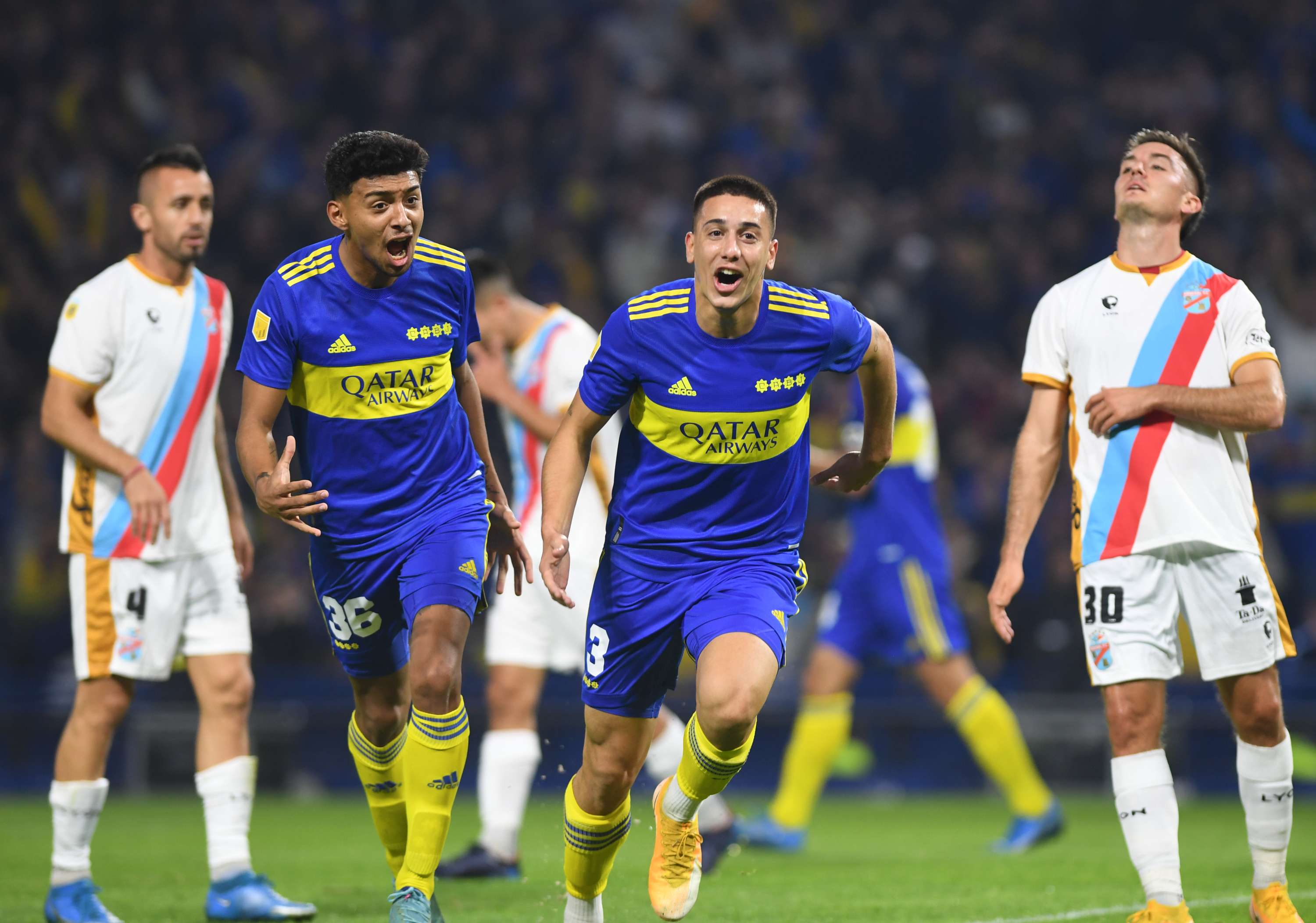 Agustín Sández ya le puso la cabeza al centro de Villa y celebra su primer tanto con la camiseta xeneize. (Foto/Télam)