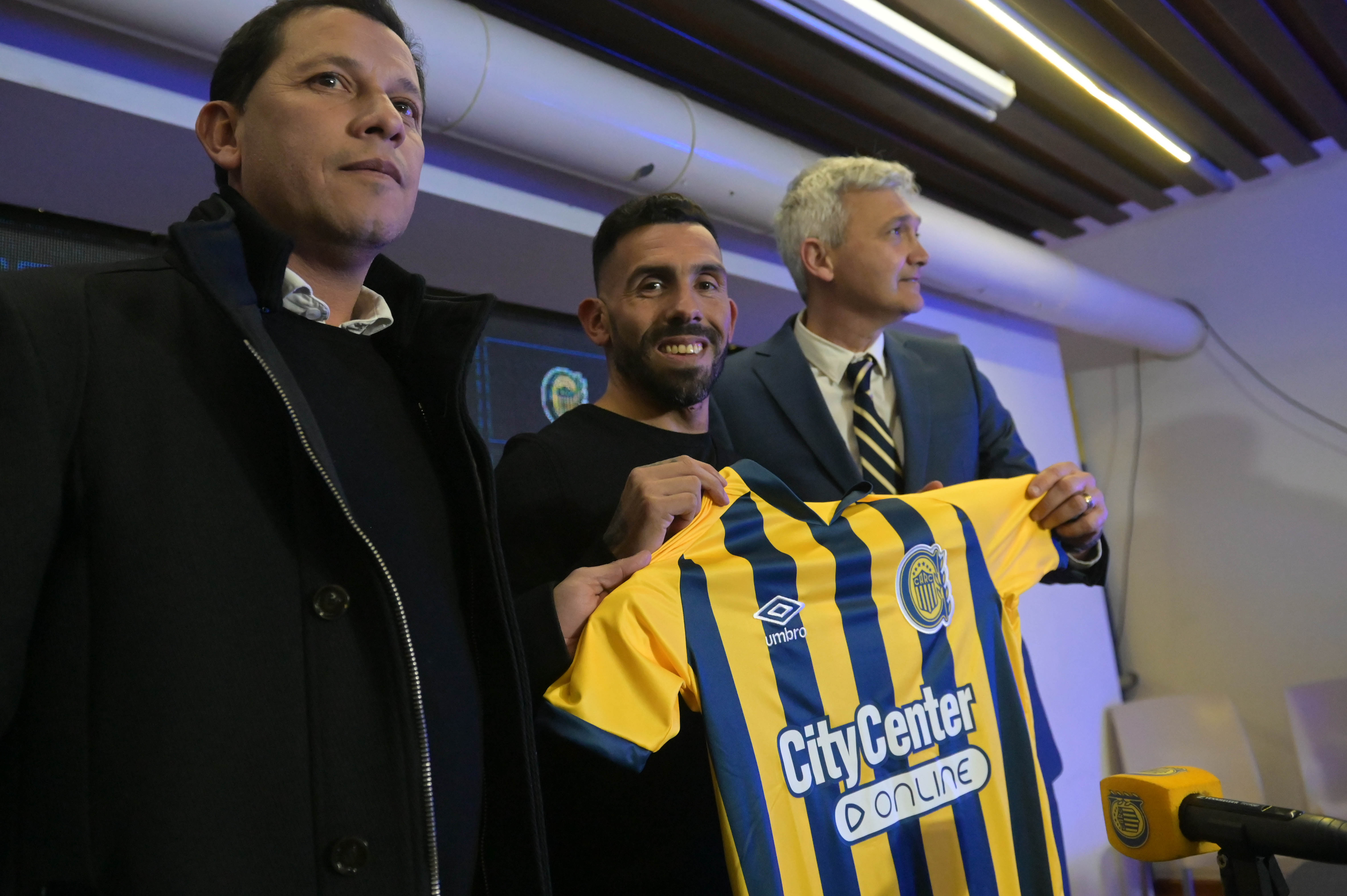 FUTBOL-ROSARIO CENTRAL-TEVEZ. El Apache CARLOS Tevez es presentado oficialmente como entrenador canalla, luego de dirigir por la tarde su primer entrenamiento con el primer equipo de Rosario Central . foto sebagranata