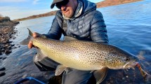 Imagen de Las clases gratuitas de pesca con mosca en Neuquén son un boom y se suman expertos guías