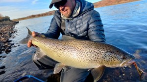 Las clases gratuitas de pesca con mosca en Neuquén son un boom y se suman expertos guías