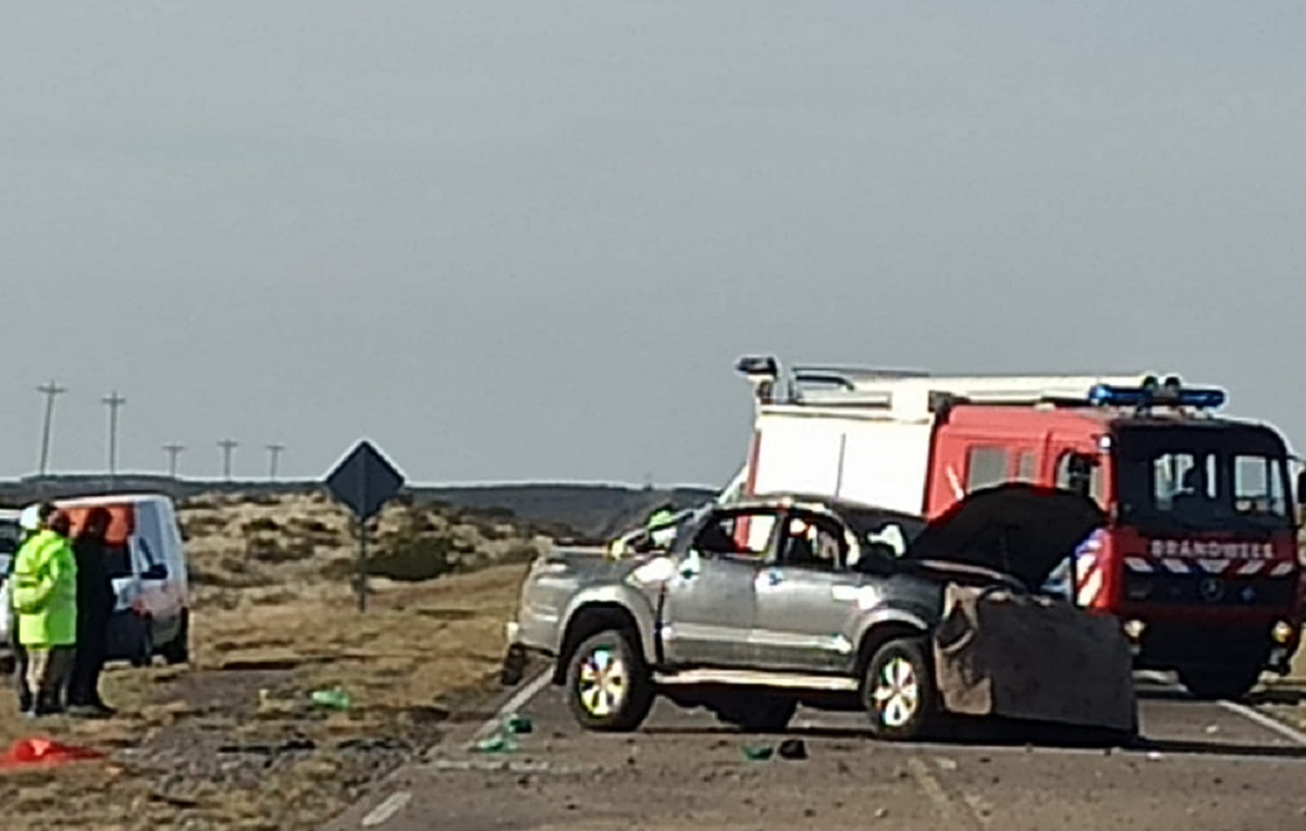 En la camioneta iban seis personas, donde una mujer murió tras ser despedida del habitáculo. Foto Gentileza: Conesa al Instante Noticias.