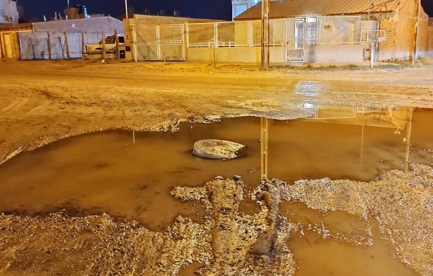 Desde el Municipio remarcaron que la provisión y mantenimiento de los servicios de agua y cloacas son responsabilidad de la empresa provincial. Foto gentileza