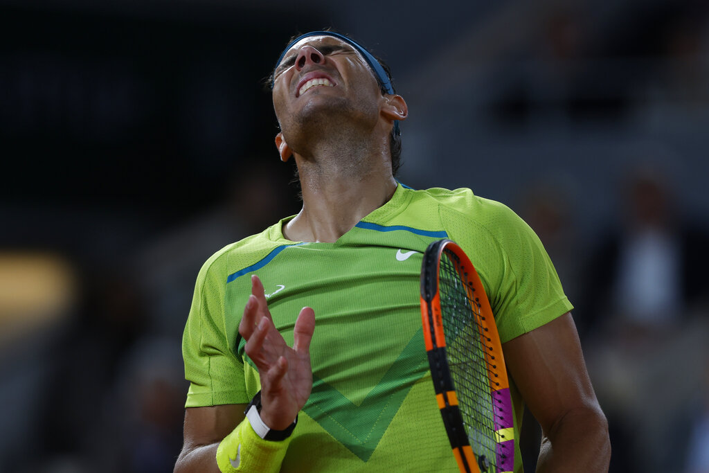 Rafa sufre una rara enfermedad en su pie izquierdo que le genera mucho dolor y lo obliga a infiltrarse antes de cada partido. (AP Photo/Jean-Francois Badias)