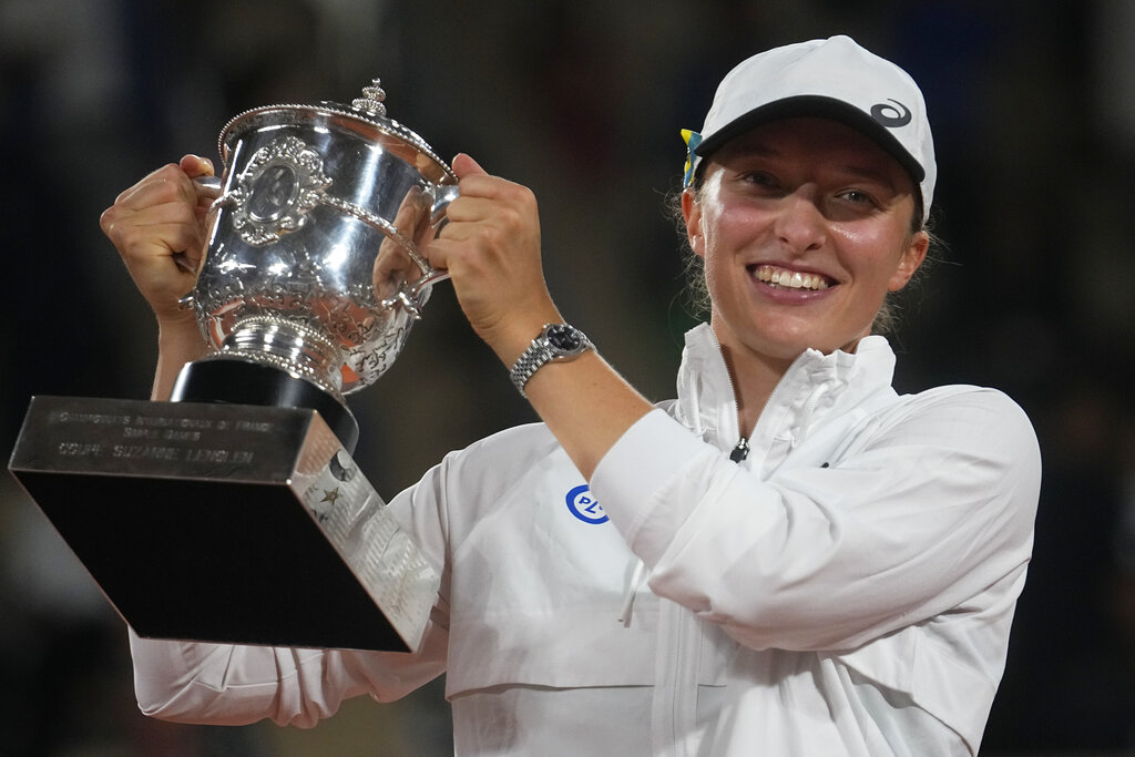 La polaca volvió a quedarse con el título en Roland Garros. (AP Photo/Michel Euler)