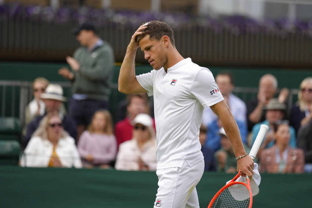 El Peque no pudo meterse en la tercera ronda de Wimbledon. (AP Photo/Kirsty Wigglesworth)