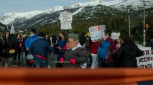 Imagen de Hospitalarios de Asspur cortaron la ruta de acceso al cerro Catedral en Bariloche