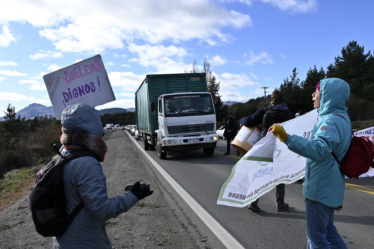 Asspur se manifestó en la ruta 40 el jueves previo al finde largo en Bariloche, y ahora analiza volver a las rutas. Foto: Archivo/Chino Leiva