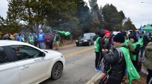 Imagen de El gobierno fijó fecha de paritarias y ATE levantó el corte en el acceso al aeropuerto de Bariloche