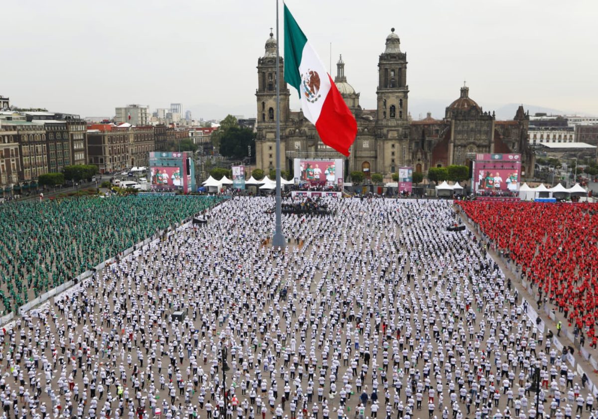 Quince mil personas se acercaron a la plaza para ser parte de la masiva clase de boxeo. 