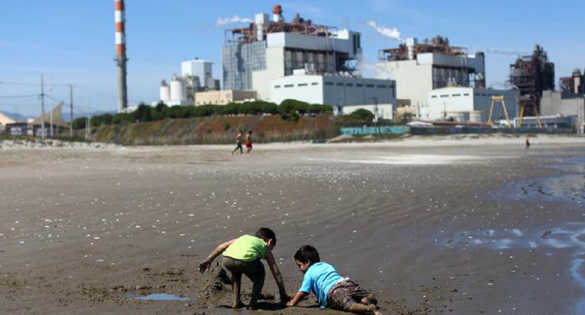 Más de 75 intoxicados y clases suspendidas por la contaminación en una zona de Chile. 
Foto: AFP 