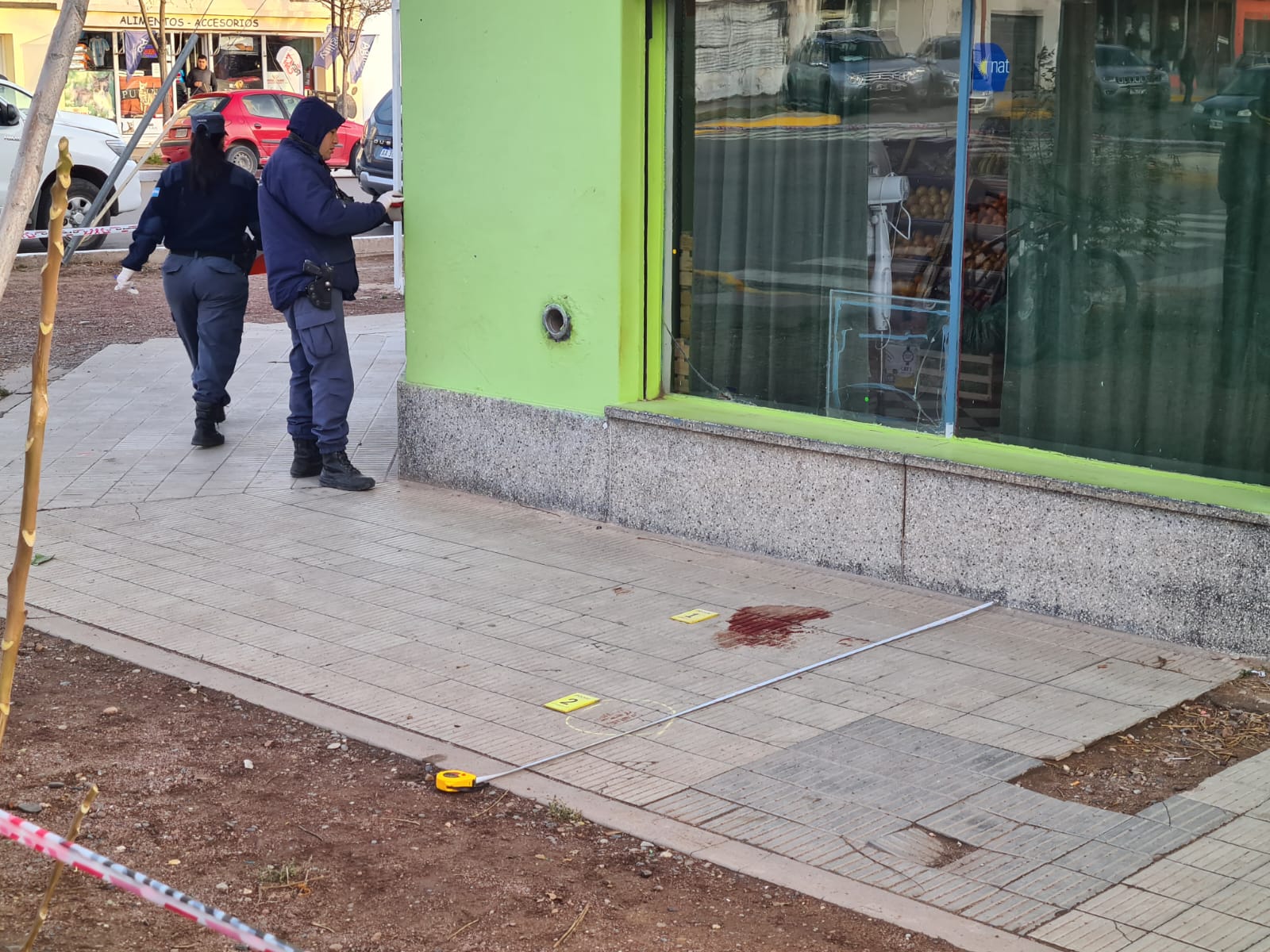 El hombre cayó en la vereda de la calle Tucumán, donde pidió ayuda. (Foto: Andrea Vazquez)