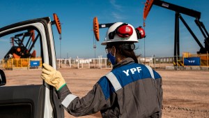 Los 100 años de YPF, la empresa formadora de la historia petrolera en Argentina