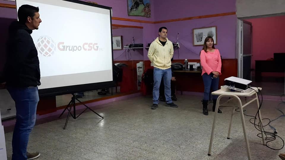 Frías junto a propietarios de la empresa Arcón en la presentación del ante proyecto del matadero de Maquinchao. Foto: gentileza.