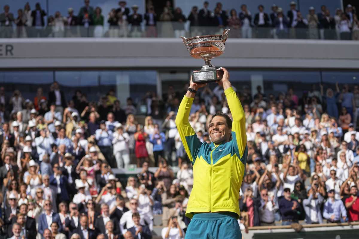 Rafael Nadal no pudo borrar su sonrisa en ningún momento después de ganar su 14to Rolanga. (AP Photo/Michel Euler)