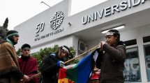 Imagen de Izaron la bandera mapuche en la Universidad del Comahue, después de la controversia