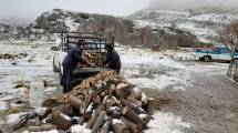 Imagen de El frío no cesa, la nieve no se va y se incrementa la demanda de leña y gas en parajes de la Región Sur