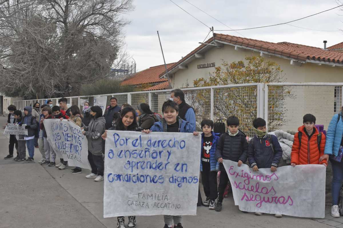 Luego de los reclamos de la comunidad educativa de la Escuela Primaria 95, autoridades provinciales informaron los avances de obra. Fotos Juan Thomes.