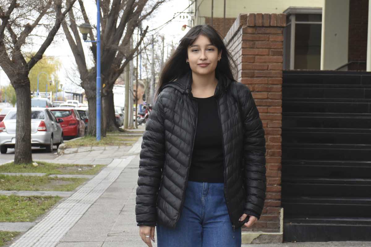 Sin padres, sin abuelos, sin asistencia del Estado. Chavela presentó un amparo y consiguió mantener la  pensión que le permite seguir su carrera universitaria en Roca. (Foto: Juan Thomes)